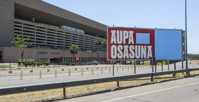 Tapan los logotipos de EH Bildu de los carteles en apoyo al Osasuna que rodean el estadio de La Cartuja de Sevilla