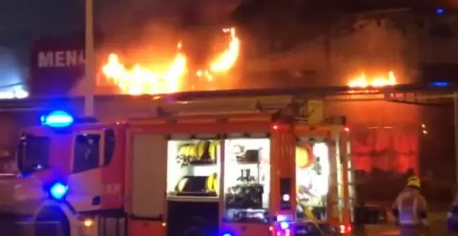 Tres naves afectadas por un incendio en un polígono de Manises (Valencia)