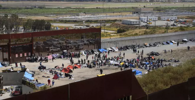 Cientos de migrantes protestan en México por la suspensión de los permisos para cruzar el país