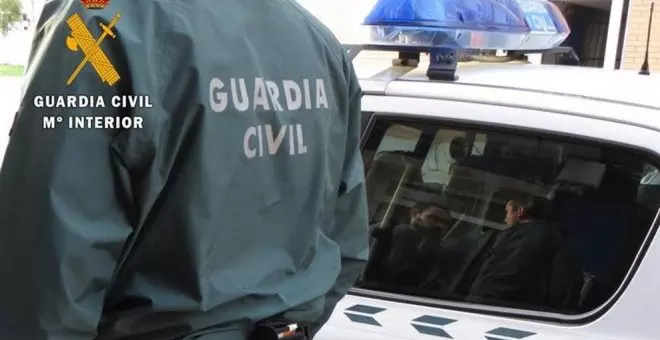 Dos detenidos por robar ordenadores en vehículos estacionados en parcelas de viviendas en Reocín