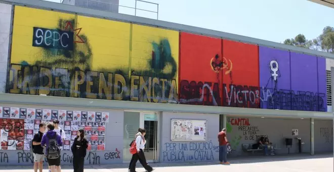 La Junta Electoral obliga la UAB a retirar un mural independentista de la plaça Cívica