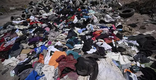 El desierto de Atacama es víctima de la 'fast-fashion': acumula montañas de ropa que pueden verse desde el espacio