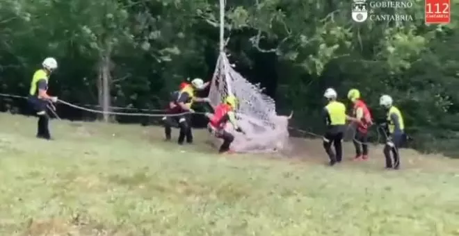 Rescatan en helicóptero a una vaca con una pata rota en las montañas de Cantabria