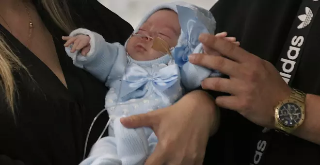 Neix a l'Hospital Clínic el nadó de la primera dona trasplantada d'úter a l'Estat