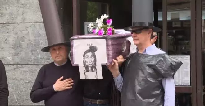 Funcionarios de Valladolid escenifican "el entierro de la Justicia"