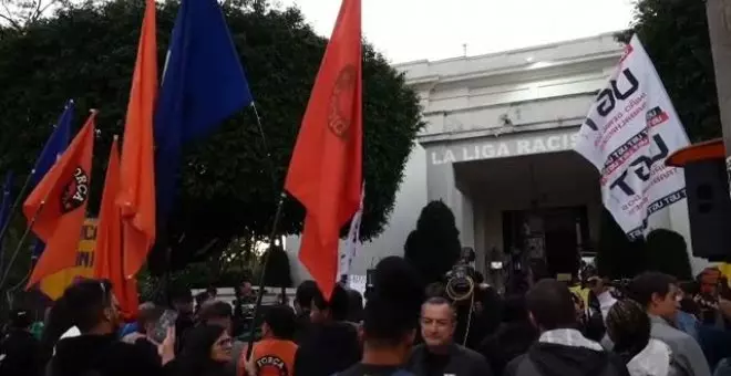 Decenas de personas protestan ante el consulado español de Sao Paulo