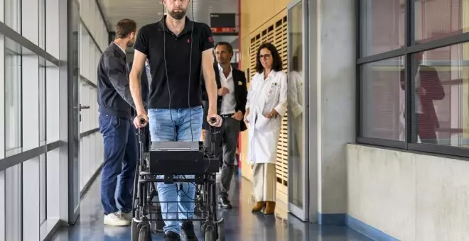 Un hombre con parálisis vuelve a caminar gracias a una interfaz activada por sus pensamientos