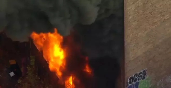 El fuego consume un edificio de siete plantas en Sídney