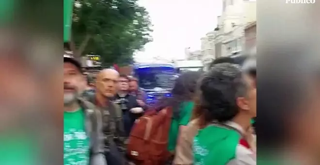 Cordón policial en la protesta de los docentes contra Ayuso