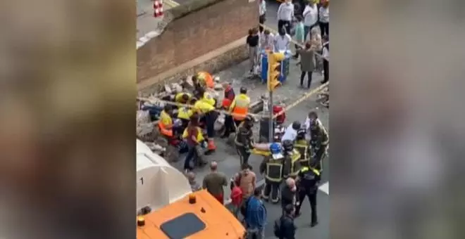 Muere un hombre y su mujer resulta herida grave por el choque de un camión contra el muro del Hospital Sant Pau de Barcelona