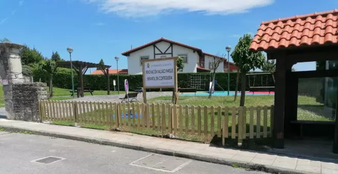 Renovado el perímetro del parque infantil de Cortiguera