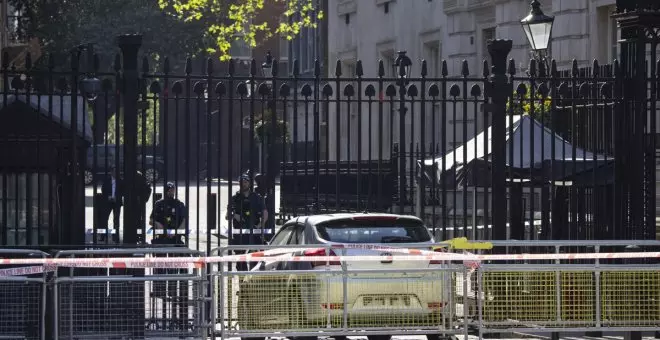 La Policía libera al hombre cuyo coche chocó en Downing Street, pero lo acusa de tomar imágenes indecentes de menores