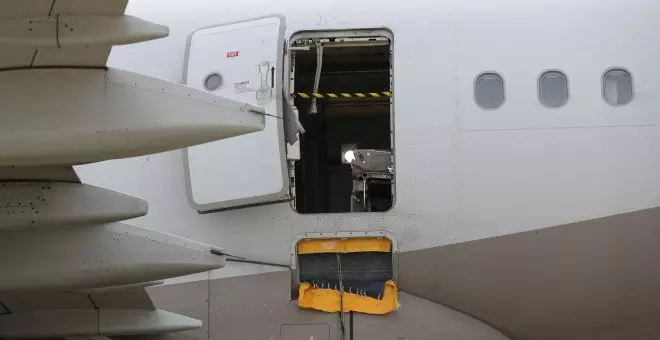 Un detenido en Corea del Sur por abrir la puerta de un avión durante el vuelo dice haber querido bajar por estar agobiado