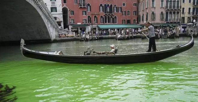 El agua del gran canal de Venecia se tiñe de un misterioso verde fluorescente