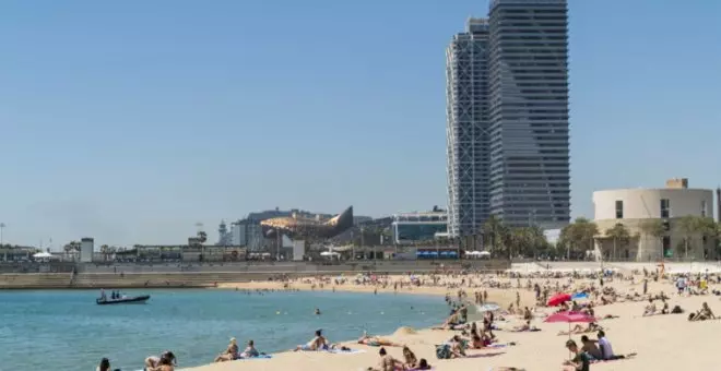 La temporada alta de baño ya ha empezado en las playas barcelonesas