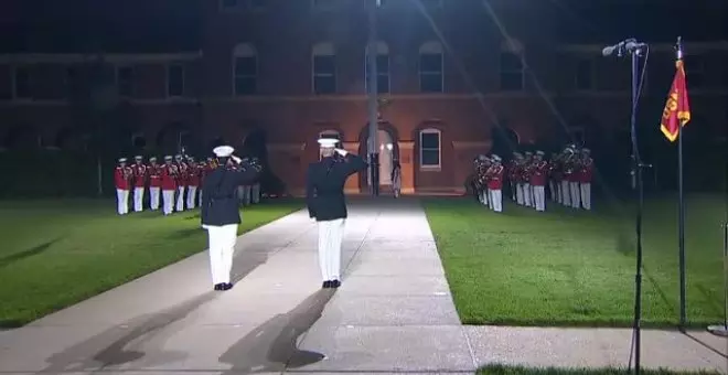 Biden saluda a miembros de la Marina estadounidense en Washington