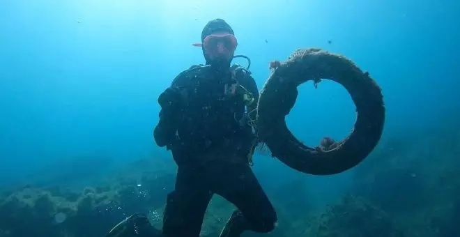 Buceadores retiran 300 kilos de basuras marinas de la Playa de Cuchía