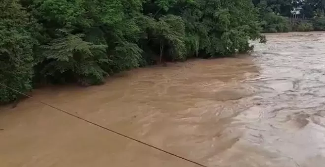 Seis ríos desbordados y 500 evacuados por fuertes lluvias en Esmeraldas, Ecuador