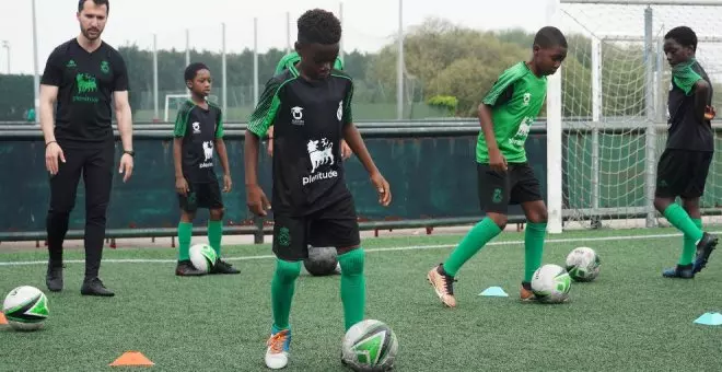 Una docena de alumnos de la Derby Football Academy de Nigeria se forman en La Albericia