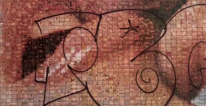 Denuncien la vandalització de l'icònic fotomosaic del petó de Joan Fontcuberta