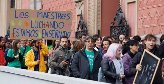 Profesores se concentran en Sol para reclamar a Ayuso una inyección de recursos a la educación pública