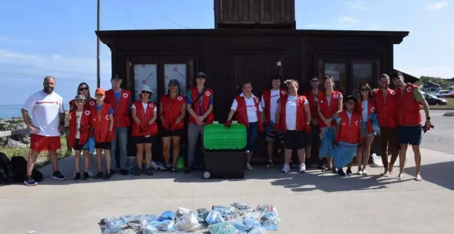 Voluntarios eliminan 'basuraleza' en la playa de Valdearenas