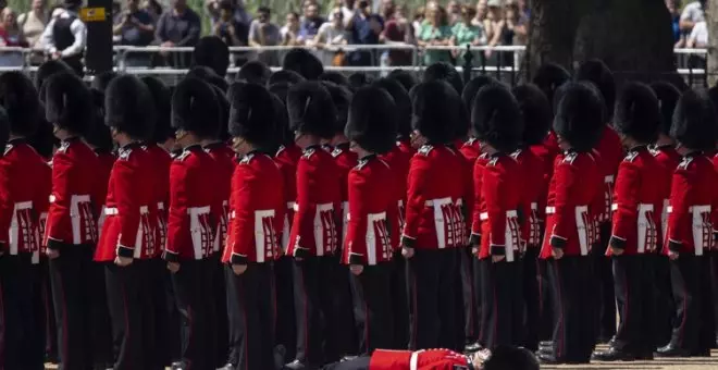 Tres miembros de la Guardia Real británica se desploman por el calor durante un desfile ante la indiferencia del resto de sus compañeros