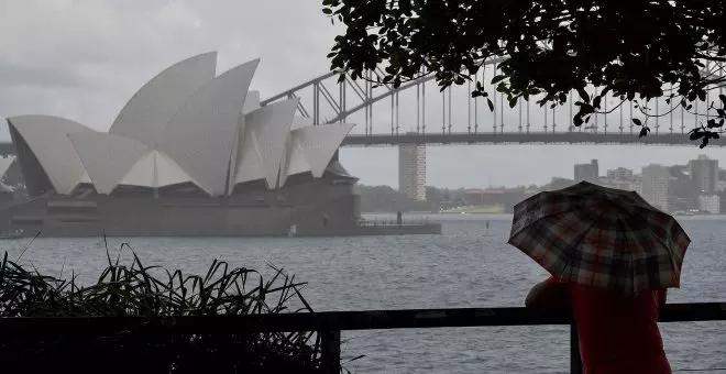 Al menos diez muertos y 11 heridos tras volcar un autobús en Australia