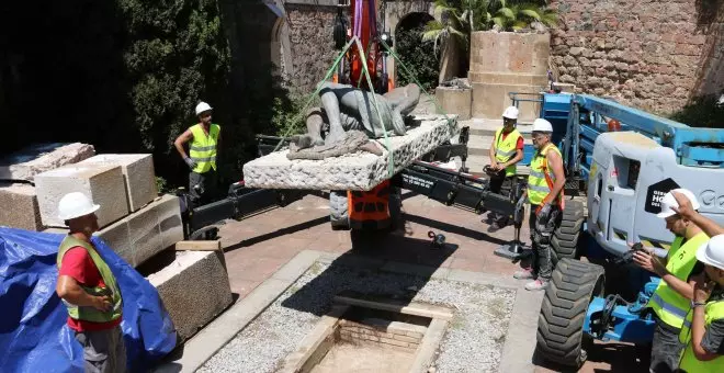 Barcelona retira la darrera escultura franquista de la ciutat