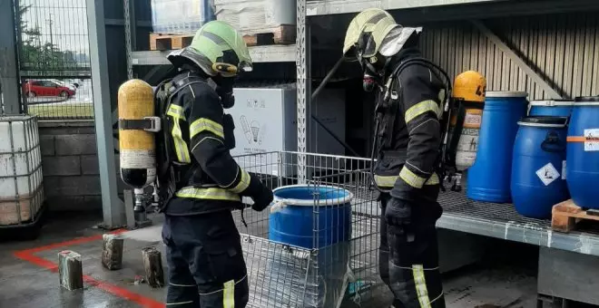 Los bomberos intervienen en un almacén de Nueva Montaña por una reacción química que producen gases tóxicos