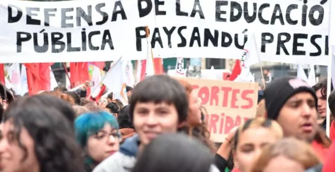 Profesores y estudiantes protestan en Uruguay contra los recortes en educación