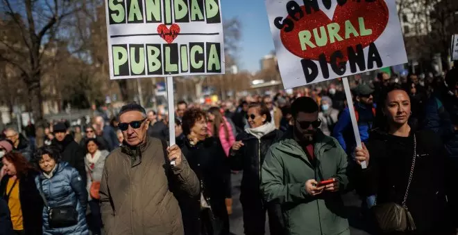 Vecinos se concentran en los cinco grandes hospitales de la Comunidad de Madrid en defensa de la sanidad pública