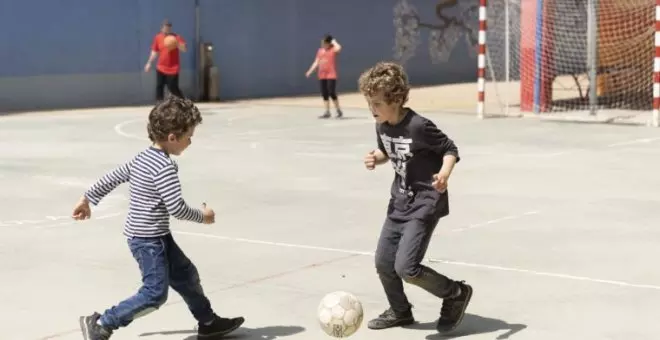 Los patios escolares de Barcelona, al servicio de los 'peques' este verano