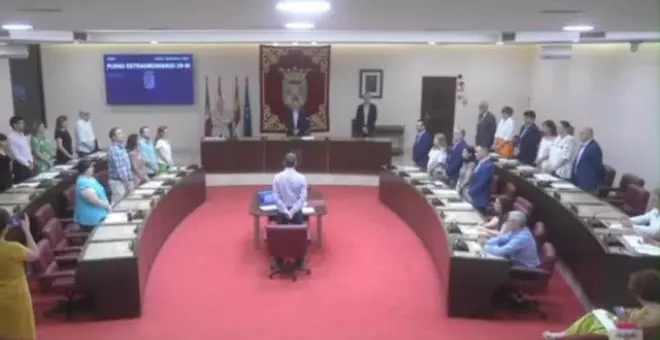 Los cuatro concejales de Vox en Albacete permanecen sentados durante un minuto de silencio por las víctimas de la violencia machista