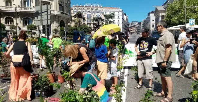 Varios colectivos se manifiestan contra el cambio climático y critican la tala de arboles de Almeida