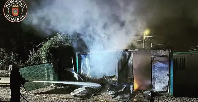 Los bomberos extinguen un incendio de una caseta de obra en Camargo
