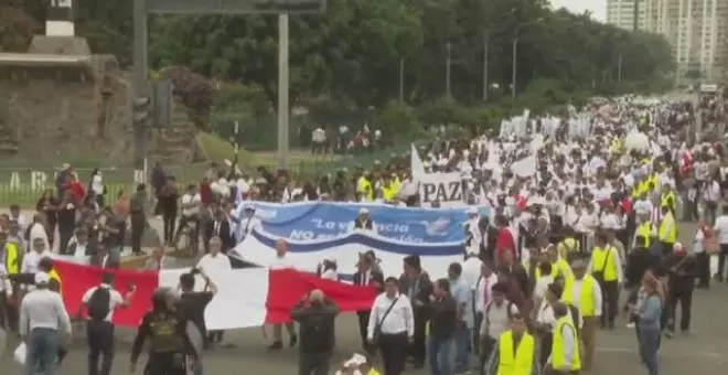 Cientos de personas marchan por la paz en la capital de Perú