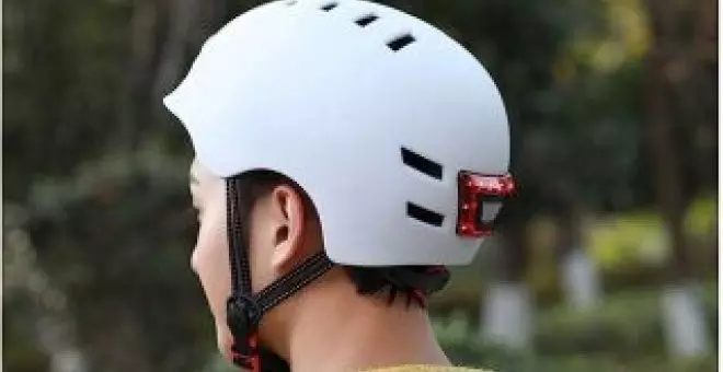 Tiene luces y un descuento limitado: este casco para bicis y patinetes es el chollo del día