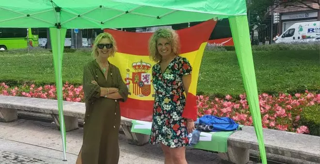 Rosa Díez, fotografiada en una mesa informativa de Vox en Bilbao