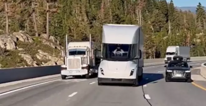 Vídeo: así 'humilla' el camión eléctrico de Tesla a uno diésel, adelantándolo en subida