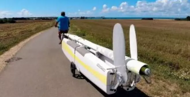 Este mini-catamarán eléctrico que se remolca con una bicicleta es una solución económica para navegar
