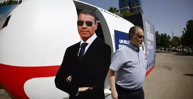 El PP coloca la maqueta de un Falcon en Madrid para cargar contra Pedro Sánchez