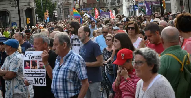 Una multitudinaria manifestación llama en Xixón a frenar la ola reaccionaria
