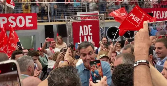 Entrada de Pedro Sánchez en el acto de cierre de campaña del PSOE