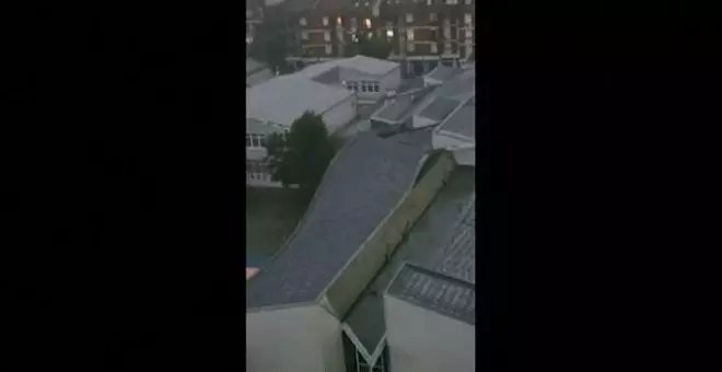 La fuerza del viento arranca los techos de varios edificios en Serbia y Bosnia