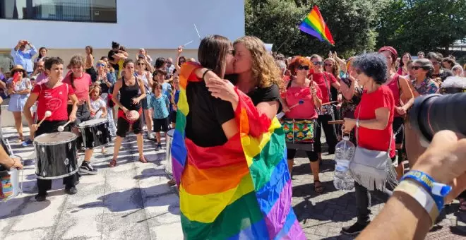 Cientos de personas participan en la 'quedada de besos' contra la "censura" de PP y Vox al colectivo LGTBI en Bezana