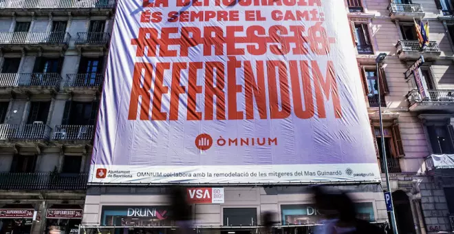 Òmnium desplega una pancarta gegant a Barcelona exigint un referèndum a l'Estat