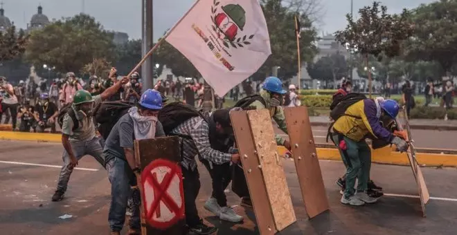 Manifestantes y Policía peruana se enfrentan durante el homenaje a los muertos en protestas