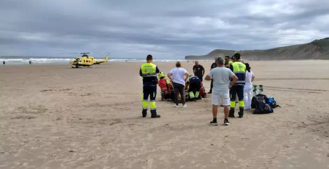 Evacuado en helicóptero desde la playa de Gerra un hombre en parada cardiaca