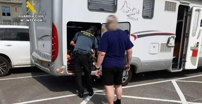 Detenido un turista británico que iba a embarcar en el ferry por impago de 1.500 euros en un hotel de Noja